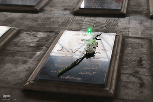 عطرافشانی و غبارروبی مزار شهدای وادی رحمت تبریز