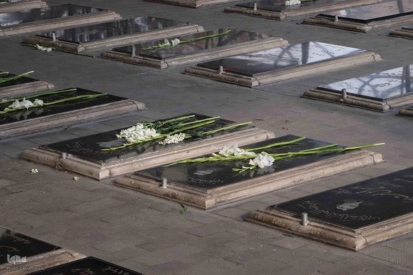 عطرافشانی و غبارروبی مزار شهدای وادی رحمت تبریز