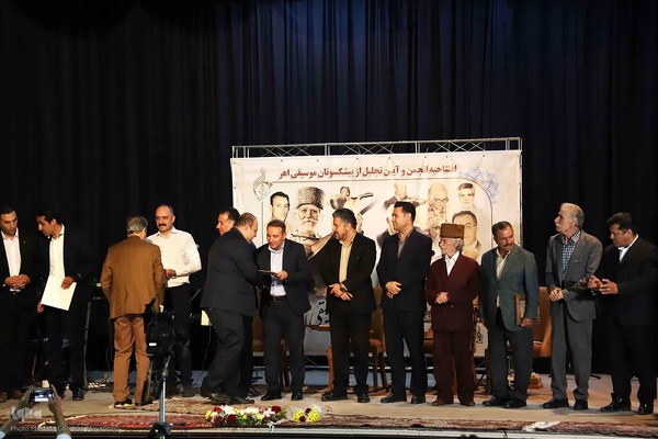 گزارش تصویری از: مراسم تجلیل از پیشکسوتان موسیقی منطقه ارسباران در اهر