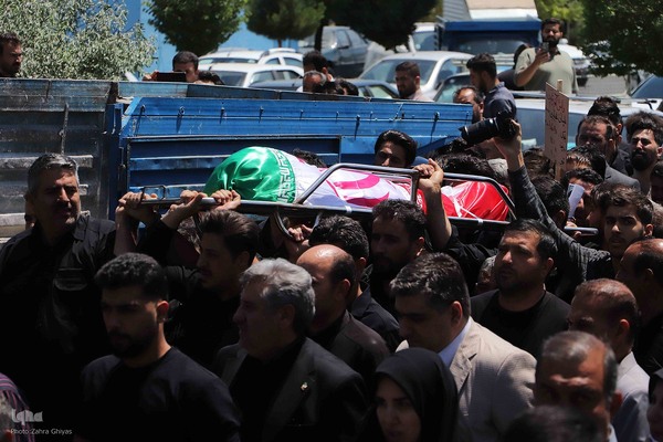 تشییع پیکر دو شهید قرآن آموز در تبریز