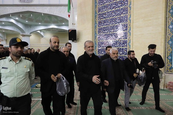 حضور رییس جمهور دکتر پزشکیان در نماز ظهر عاشورا  در تبریز