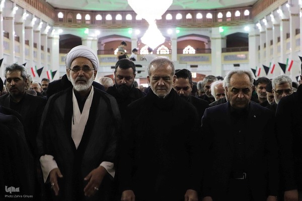 حضور رییس جمهور دکتر پزشکیان در نماز ظهر عاشورا  در تبریز