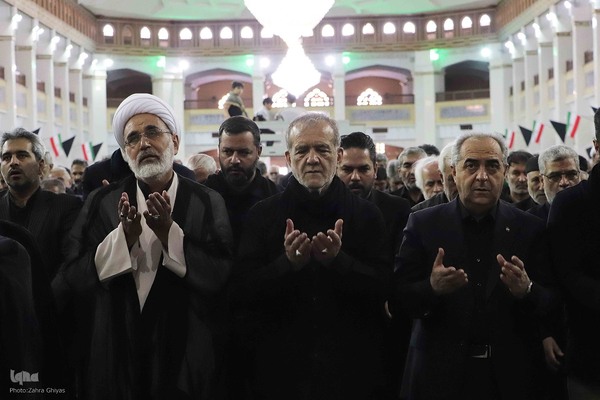 حضور رییس جمهور دکتر پزشکیان در نماز ظهر عاشورا  در تبریز