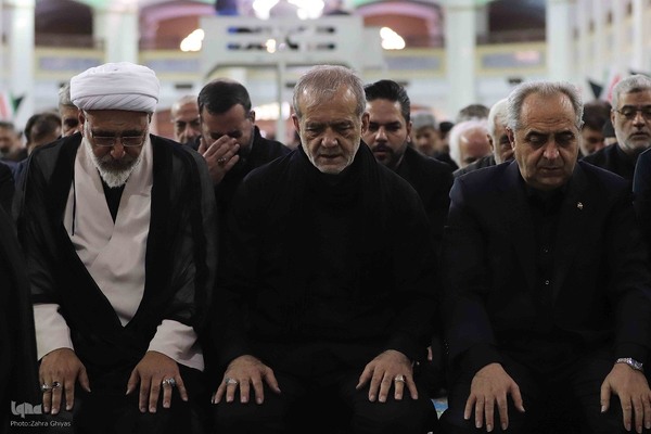 حضور رییس جمهور دکتر پزشکیان در نماز ظهر عاشورا  در تبریز