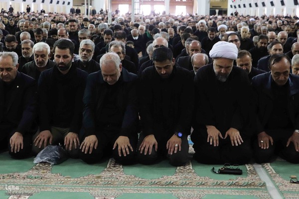 حضور رییس جمهور دکتر پزشکیان در نماز ظهر عاشورا  در تبریز