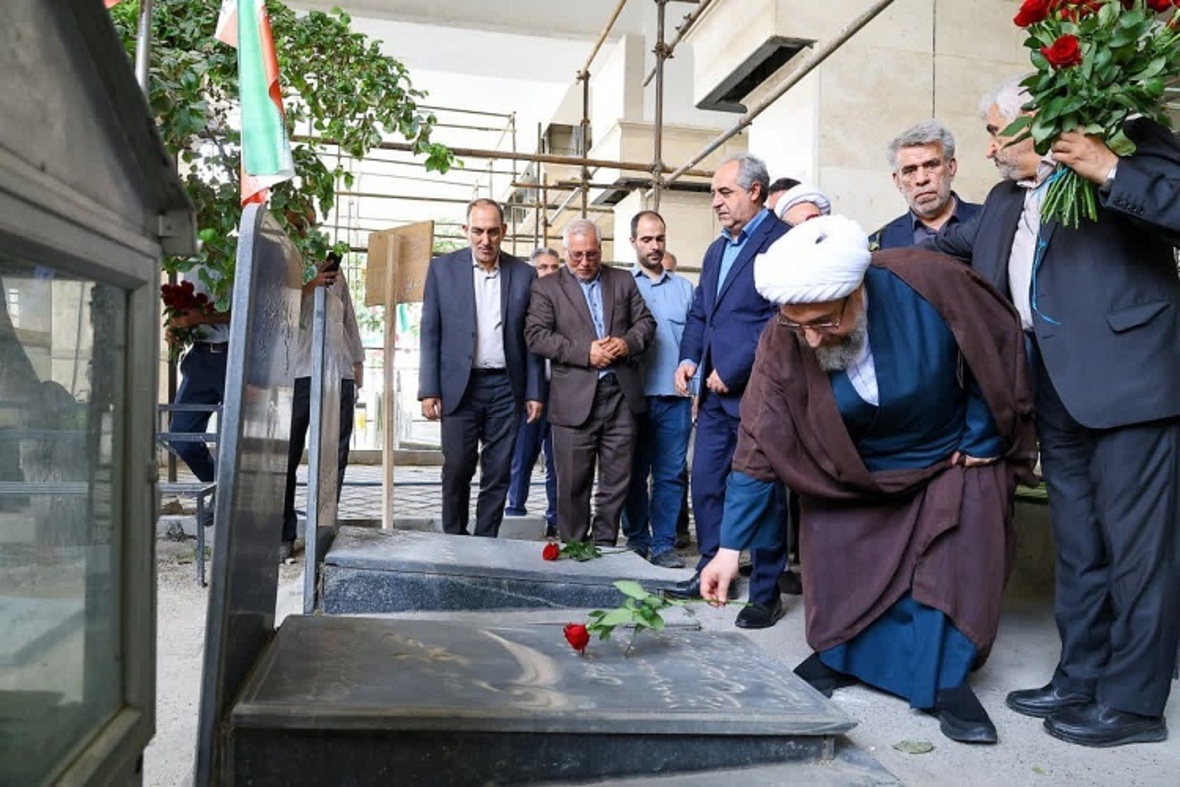 غبارروبی گلزار شهدا به مناسبت هفته دولت