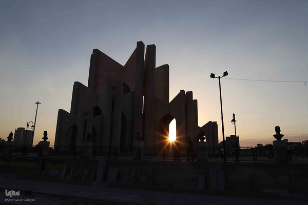 شهریار ایران 
مقبره الشعرا» یادبودی از شاعران و ادیبان مدفون در گورستان خرساب در استان آذربایجان شرقی است که حتی به عنوان نماد تبریز هم شناخته می‌شود. در این مکان شاعرانی مانند اسدی طوسی، خاقانی شروانی و شهریار دفن شده‌اند.