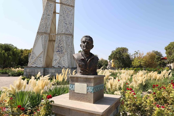 شهریار ایران 
مجسمه استاد شهریار در باغ گلستان (نخستین پارک شهری تبریز)