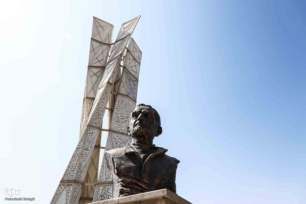 شهریار ایران 
مجسمه استاد شهریار در باغ گلستان (نخستین پارک شهری تبریز)