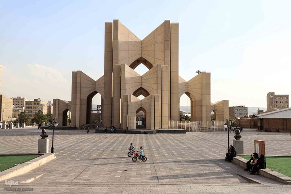 شهریار ایران  
مقبره الشعرا» یادبودی از شاعران و ادیبان مدفون در گورستان خرساب در استان آذربایجان شرقی است که حتی به عنوان نماد تبریز هم شناخته می‌شود. در این مکان شاعرانی مانند اسدی طوسی، خاقانی شروانی و شهریار دفن شده‌اند.