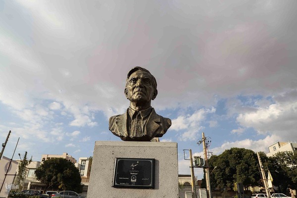 شهریار ایران 
مجسمه استاد شهریار در باغ گلستان (نخستین پارک شهری تبریز)