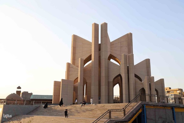 شهریار ایران 
مقبره الشعرا» یادبودی از شاعران و ادیبان مدفون در گورستان خرساب در استان آذربایجان شرقی است که حتی به عنوان نماد تبریز هم شناخته می‌شود. در این مکان شاعرانی مانند اسدی طوسی، خاقانی شروانی و شهریار دفن شده‌اند.