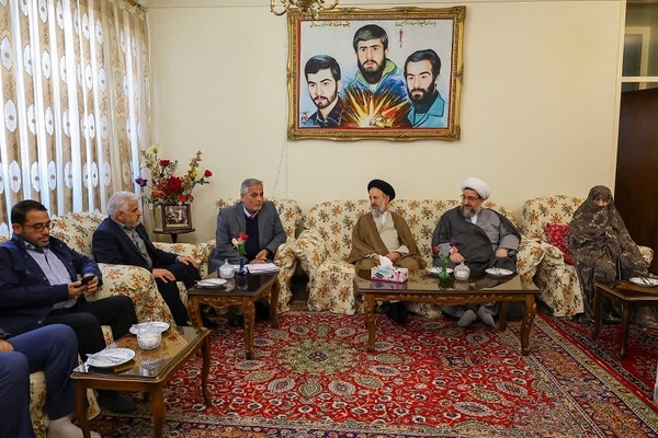دیدار امام جمعه تبریز با خانواده سه شهید دفاع مقدس