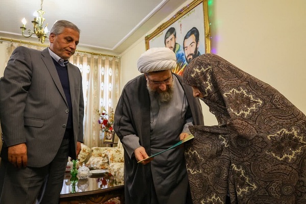 دیدار امام جمعه تبریز با خانواده سه شهید دفاع مقدس