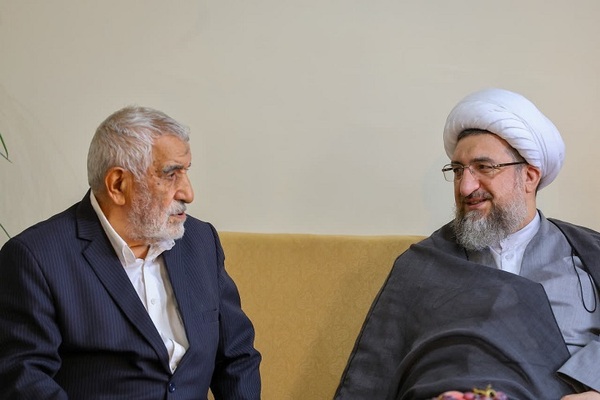 دیدار امام جمعه تبریز با خانواده سه شهید دفاع مقدس