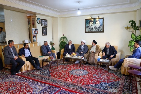 دیدار امام جمعه تبریز با خانواده سه شهید دفاع مقدس