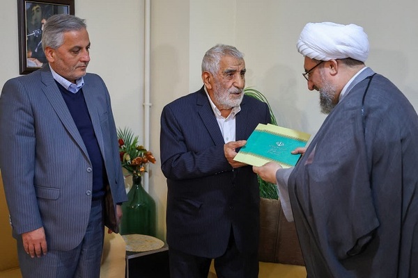 دیدار امام جمعه تبریز با خانواده سه شهید دفاع مقدس