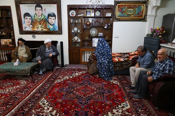 دیدار امام جمعه تبریز با خانواده سه شهید دفاع مقدس