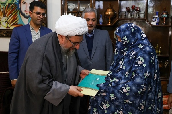 دیدار امام جمعه تبریز با خانواده سه شهید دفاع مقدس