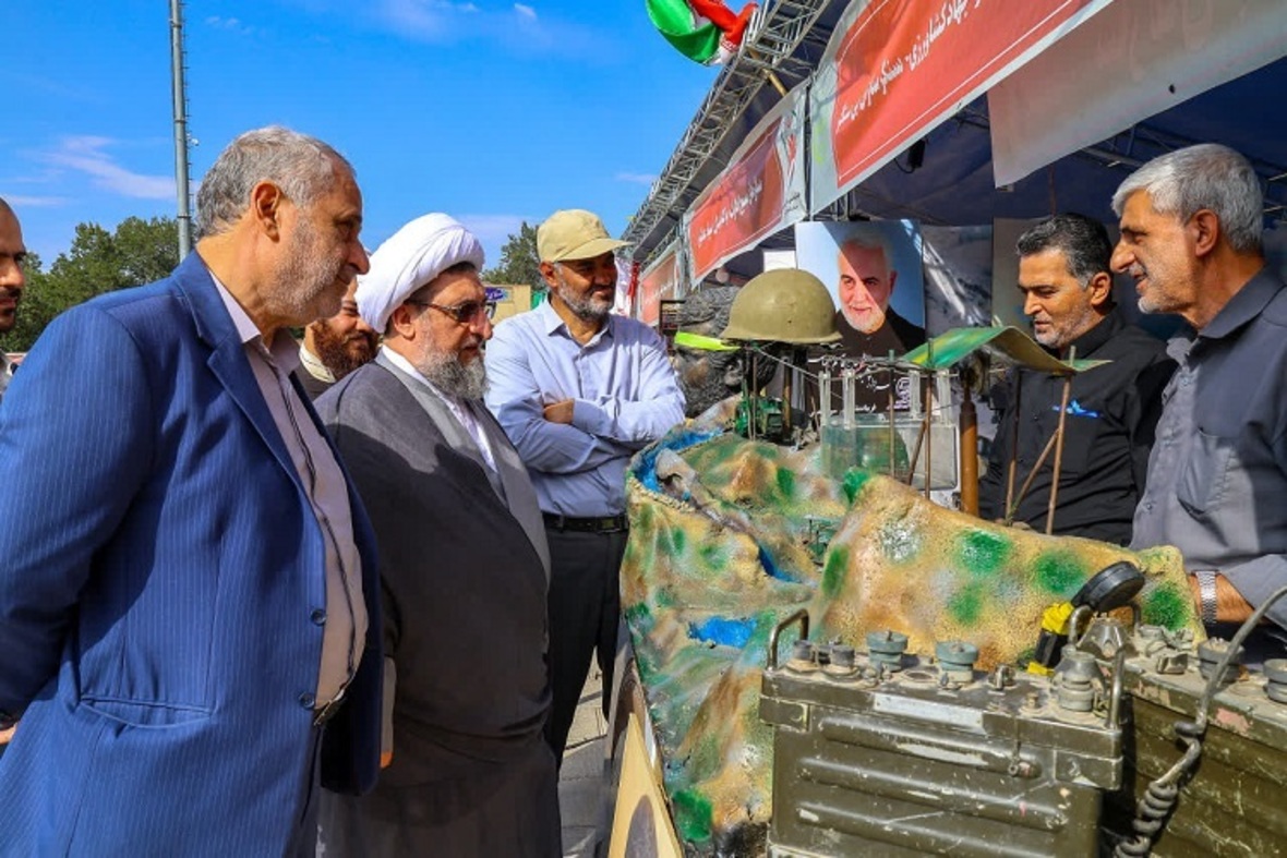 بازدید امام جمعه تبریز از نمایشگاه توانمندی‌های دفاعی