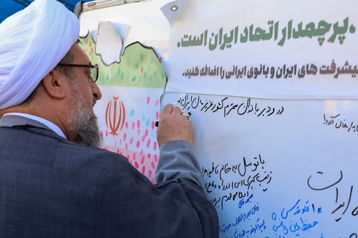 بازدید امام جمعه تبریز از نمایشگاه توانمندی‌های دفاعی