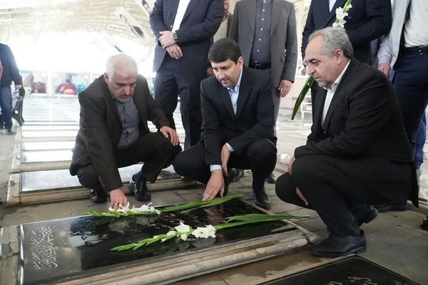 ادای احترام وزیر ارتباطات به شهدا