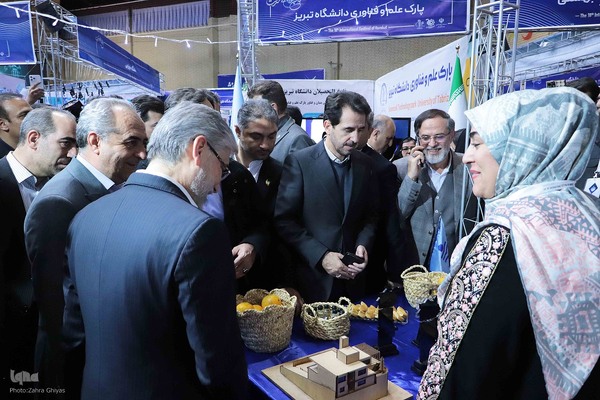 بازدید وزیر علوم، تحقیقات و فناوری از نمایشگاه جشنواره ملی حرکت در دانشگاه تبریز
