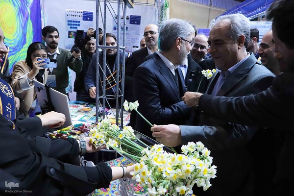 بازدید وزیر علوم، تحقیقات و فناوری از نمایشگاه جشنواره ملی حرکت در دانشگاه تبریز