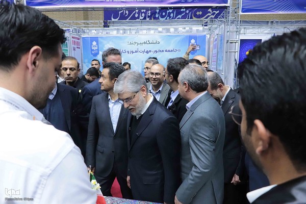 بازدید وزیر علوم، تحقیقات و فناوری از نمایشگاه جشنواره ملی حرکت در دانشگاه تبریز