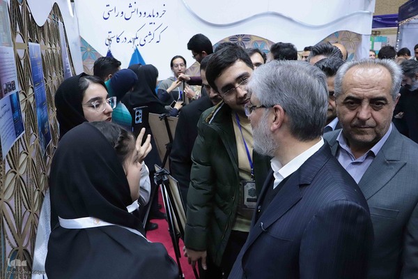 بازدید وزیر علوم، تحقیقات و فناوری از نمایشگاه جشنواره ملی حرکت در دانشگاه تبریز