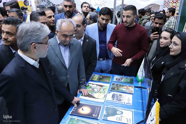 بازدید وزیر علوم، تحقیقات و فناوری از نمایشگاه جشنواره ملی حرکت در دانشگاه تبریز