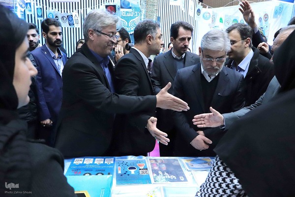 بازدید وزیر علوم، تحقیقات و فناوری از نمایشگاه جشنواره ملی حرکت در دانشگاه تبریز