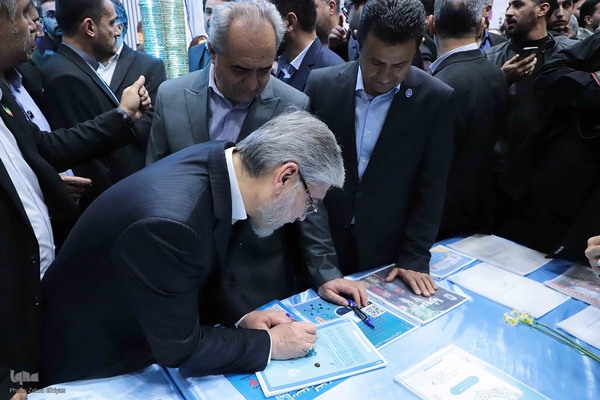 بازدید وزیر علوم، تحقیقات و فناوری از نمایشگاه جشنواره ملی حرکت در دانشگاه تبریز