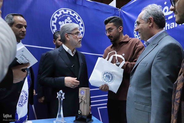 بازدید وزیر علوم، تحقیقات و فناوری از نمایشگاه جشنواره ملی حرکت در دانشگاه تبریز