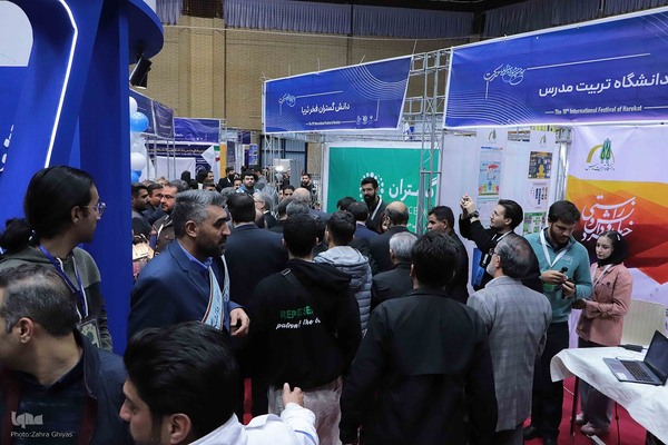 بازدید وزیر علوم، تحقیقات و فناوری از نمایشگاه جشنواره ملی حرکت در دانشگاه تبریز