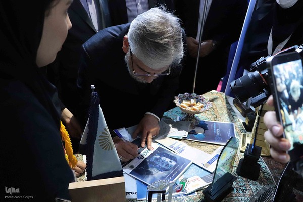 بازدید وزیر علوم، تحقیقات و فناوری از نمایشگاه جشنواره ملی حرکت در دانشگاه تبریز