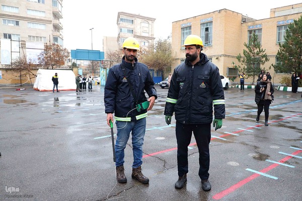 بیست و هفتمین مانور سراسری زلزله در هنرستان خدیجه کبری تبریز