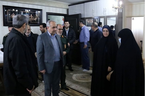 تجلیل استاندار آذربایجان شرقی از مادر شهدا