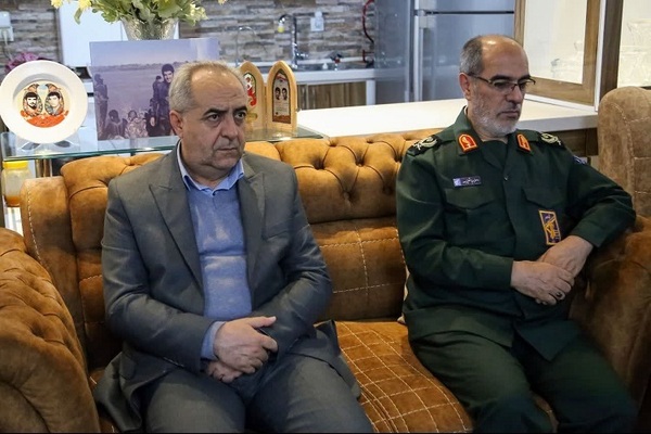 تجلیل استاندار آذربایجان شرقی از مادر شهدا