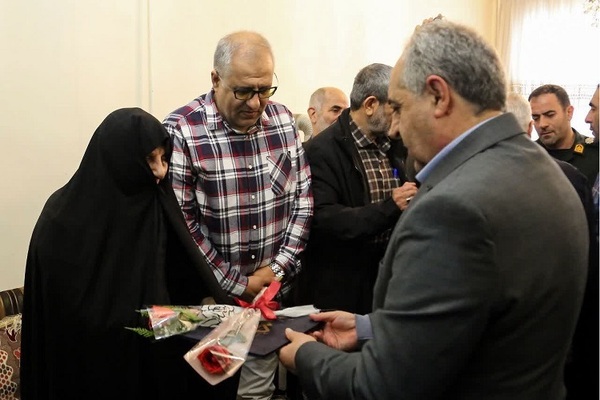 تجلیل استاندار آذربایجان شرقی از مادر شهدا