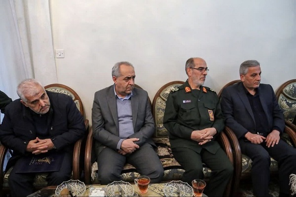 تجلیل استاندار آذربایجان شرقی از مادر شهدا