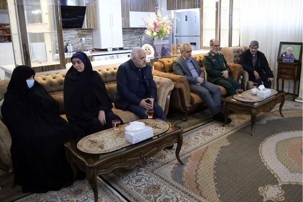 تجلیل استاندار آذربایجان شرقی از مادر شهدا