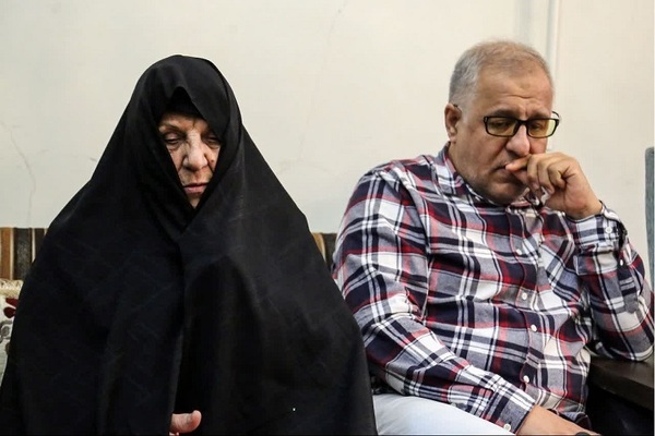 تجلیل استاندار آذربایجان شرقی از مادر شهدا