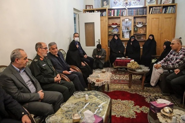 تجلیل استاندار آذربایجان شرقی از مادر شهدا