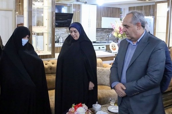 تجلیل استاندار آذربایجان شرقی از مادر شهدا