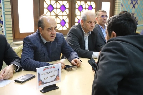 برپایی میز خدمت آموزش و پرورش آذربایجان شرقی در نمازجمعه تبریز