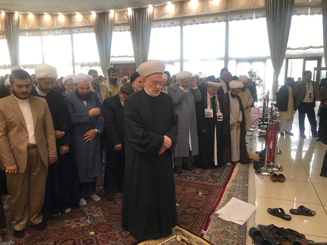 Pelaksanaan Salat Persatuan dengan Pimpinan Sheikh Al-Farfour