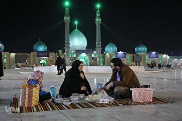Паломники прерывают пост в мечети Джамкаран