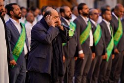 İmam Ali Türbesi Gadir Bayramı bayraklarını hediye etti